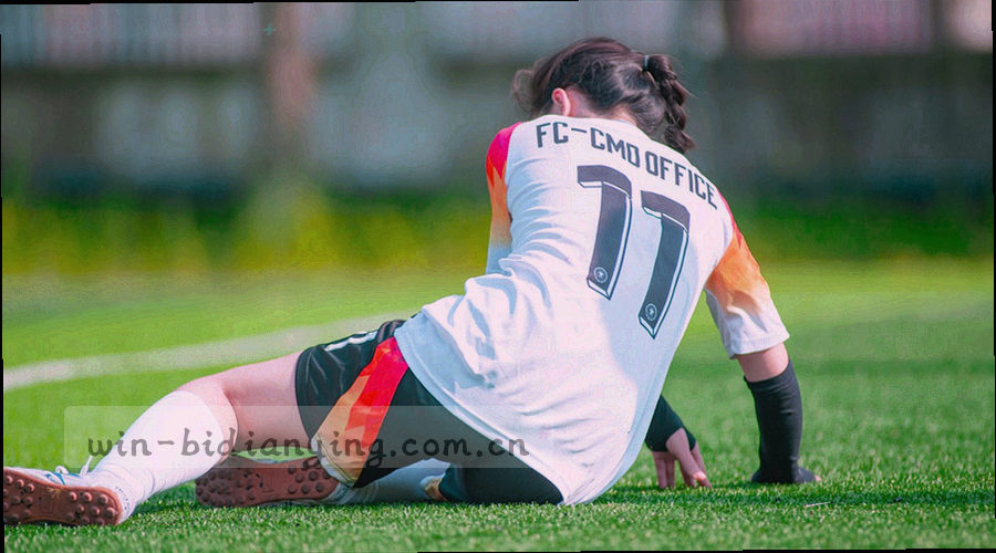 邮箱、电话与站内反馈区组成的抽象通信节点示意图